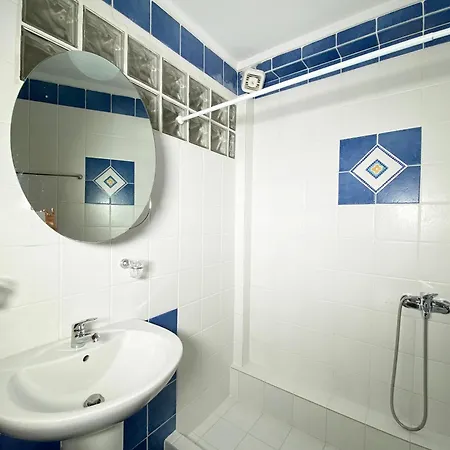 アパートホテル Bungalow White Apartments *