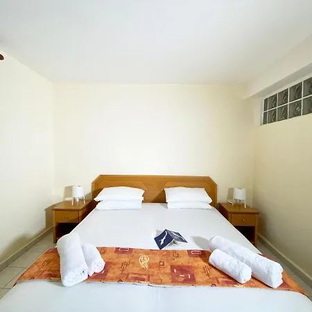 Bungalow White Apartments 폴리크로노