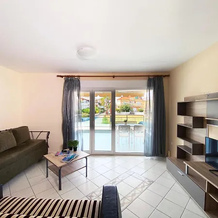 Bungalow White Apartments * 폴리크로노